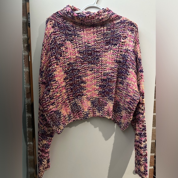 Super cute crop style sweater. - Picture 1 of 3